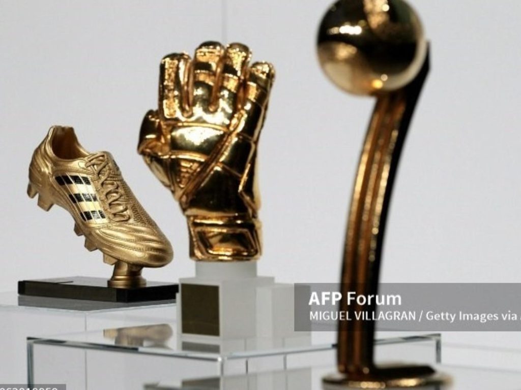 Belgium Goalkeeper Thibaut Courtois Wins the FIFA World Cup Golden Glove  Award - Sports Illustrated